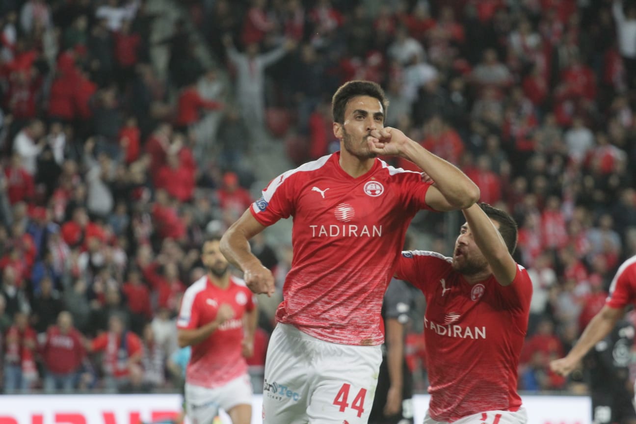 חאתם עבדאל חמיד חוגג את הגול השני מול חדרה. בעט מכל הלב (צילום: בן בודה)